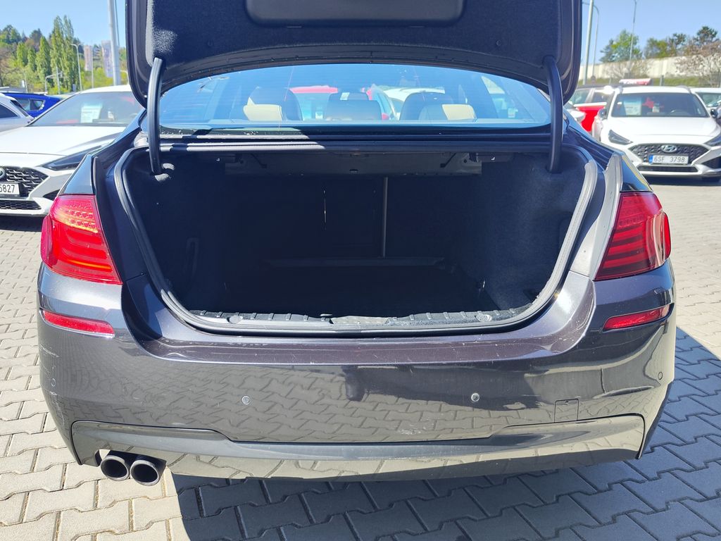 bmw-rada-5-530d-xdrive-m-paket-cr-1-maj - 8