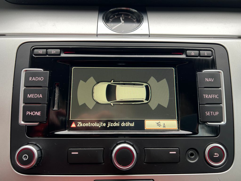 volkswagen-passat-1-6-tdi-77kw-zaruka-servis - 9