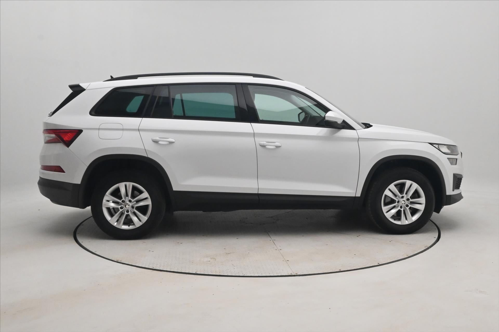 skoda-kodiaq-2-0-tdi-110kw-dsg-7mist-zaruka-az-5-let - 3