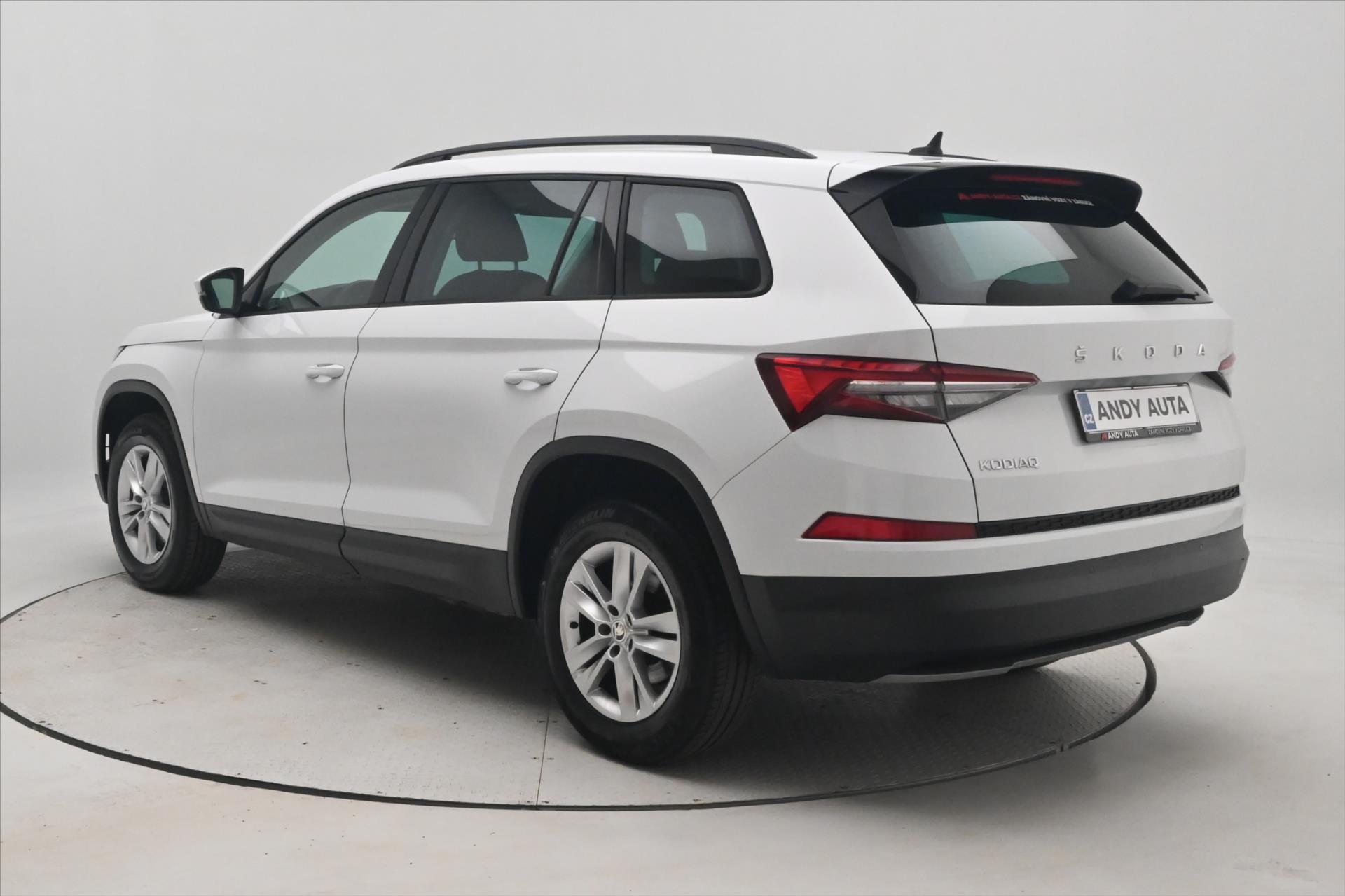 skoda-kodiaq-2-0-tdi-110kw-dsg-7mist-zaruka-az-5-let - 6