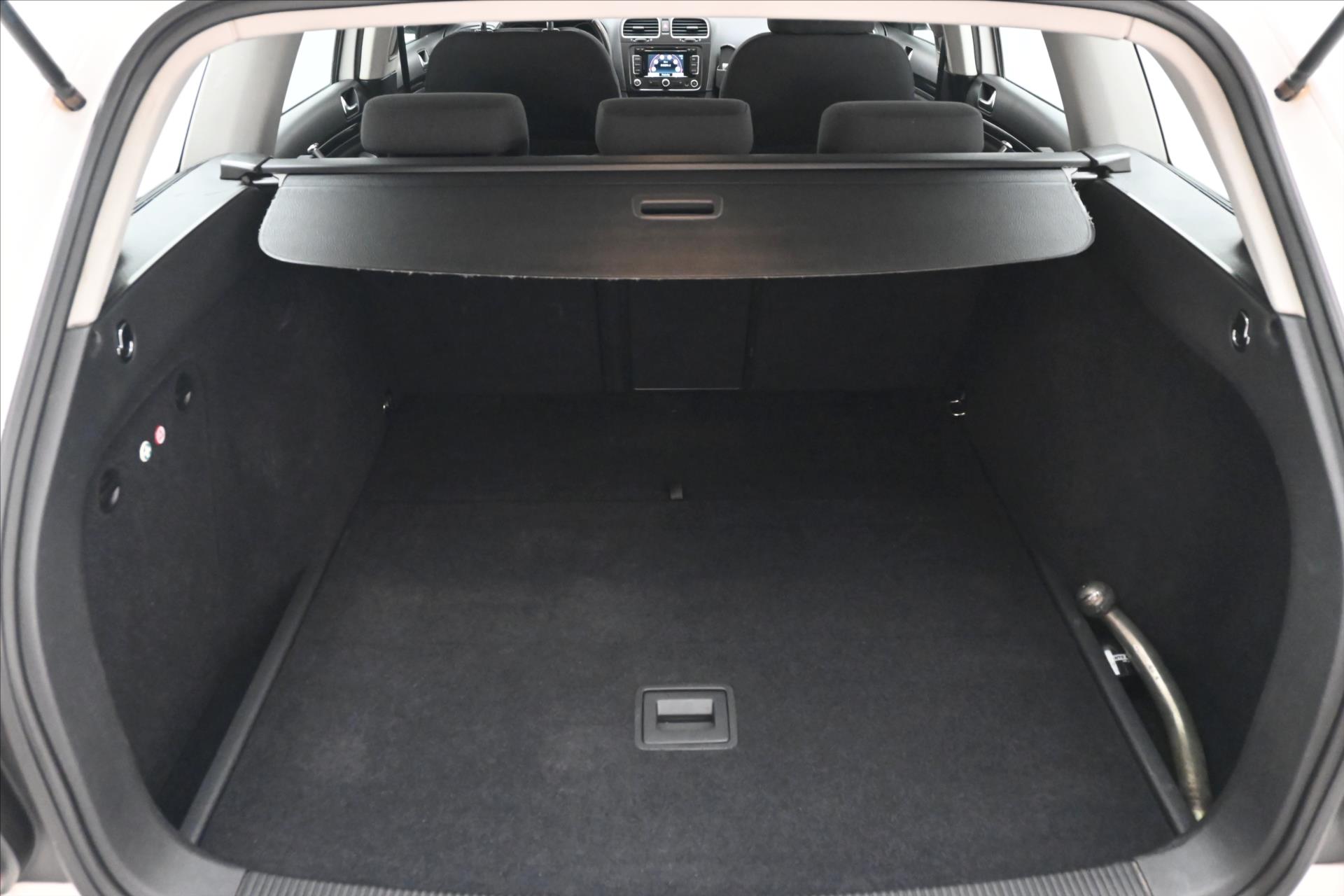 volkswagen-golf-2-0-tdi-110-kw-trendline-zaruka-az-5-let - 9