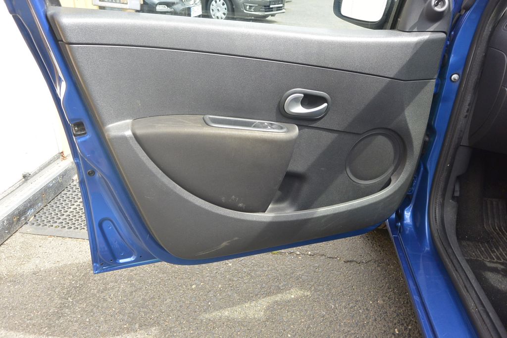 renault-clio-1-2i - 8