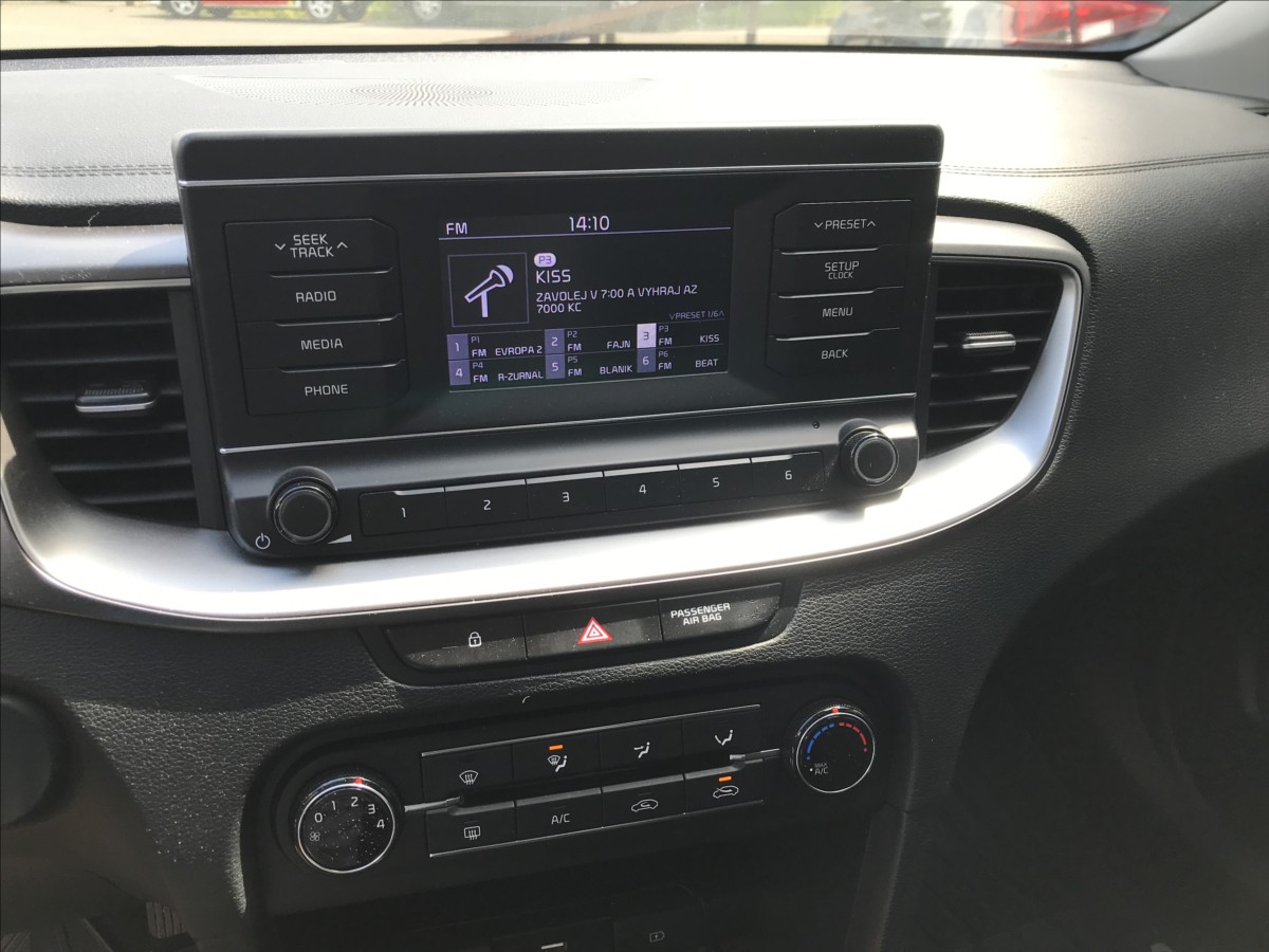 kia-ceed-1-6-crdi-85kw - 9
