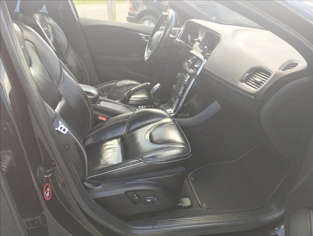 volvo-v40-2-0-d3-110kw-r-desing-panorama - 7