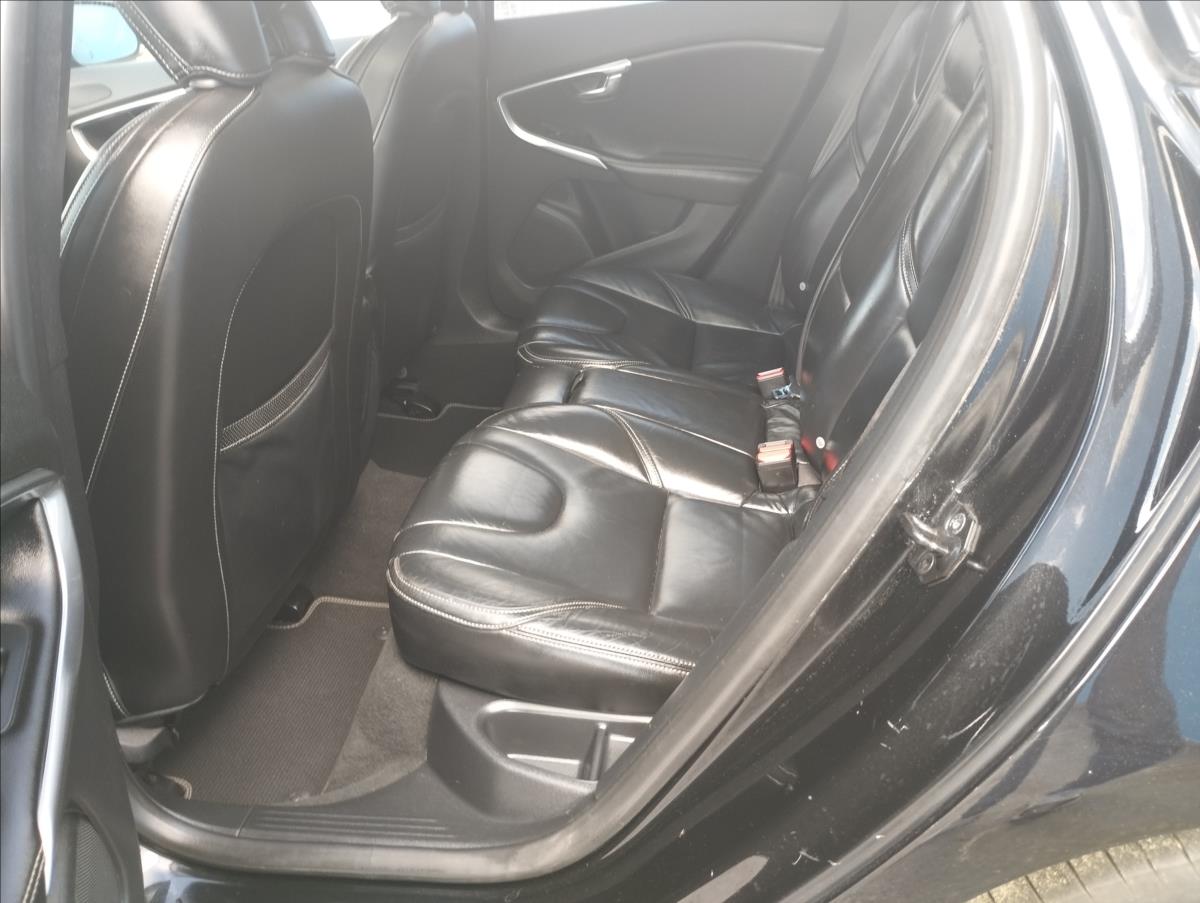 volvo-v40-2-0-d3-110kw-r-desing-panorama - 9