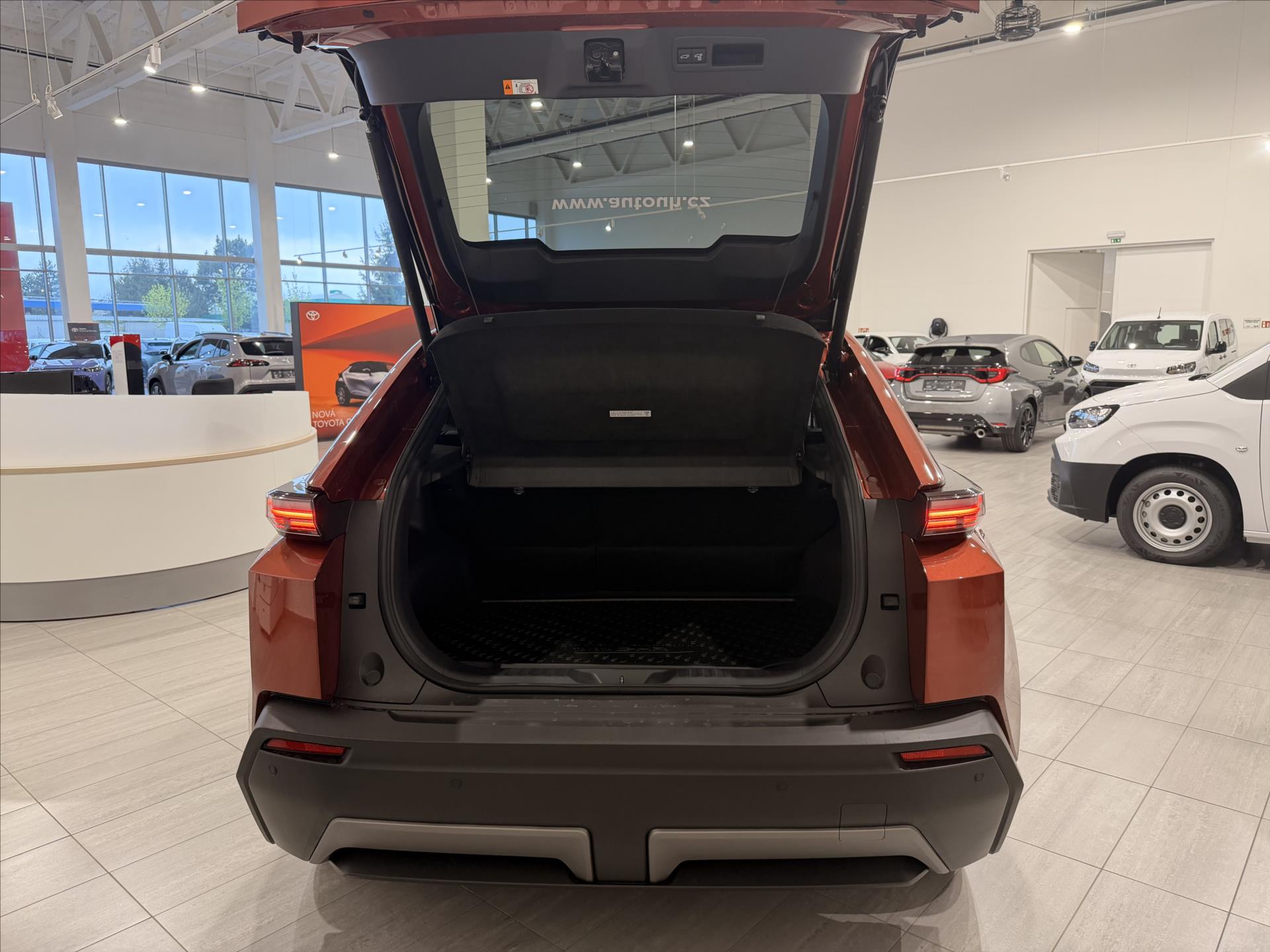 toyota-c-hr-0-0-executive-77-kwh-pohon-awd-4-4-343 - 5