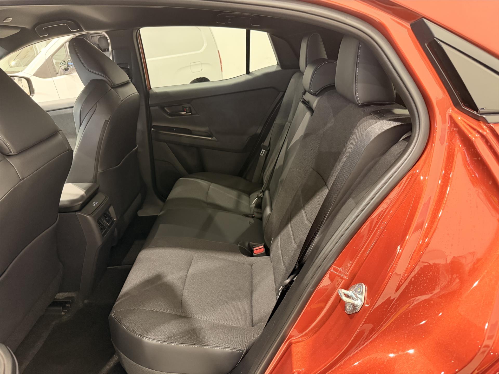 toyota-c-hr-0-0-executive-77-kwh-pohon-awd-4-4-343 - 6