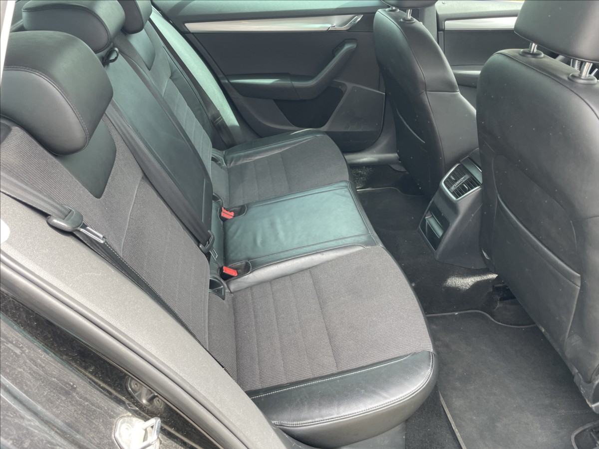 skoda-octavia-2-0-tdi-110kw-dsg-style-led-xenon-2maj - 9