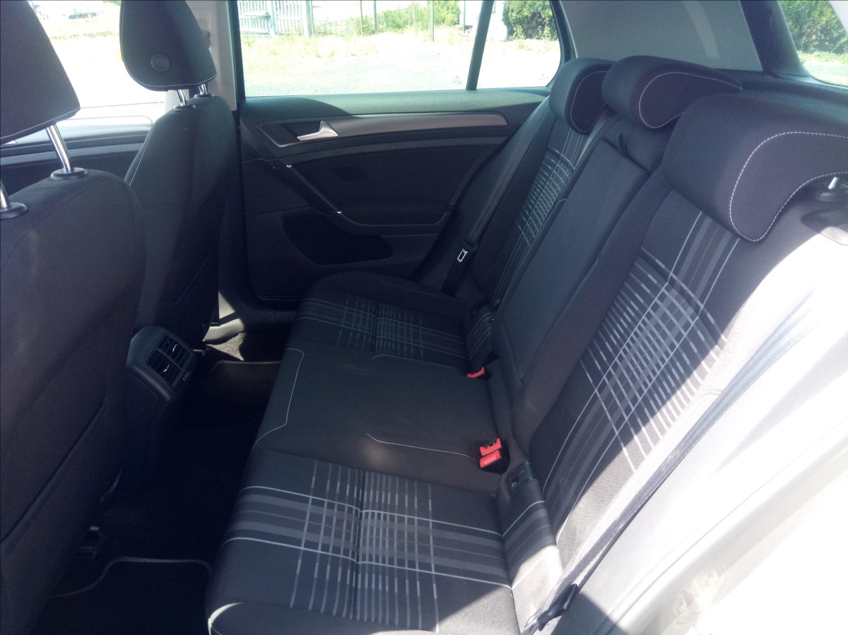 volkswagen-golf-1-2-tsi-81kw-lounge-serviska-1-m - 8