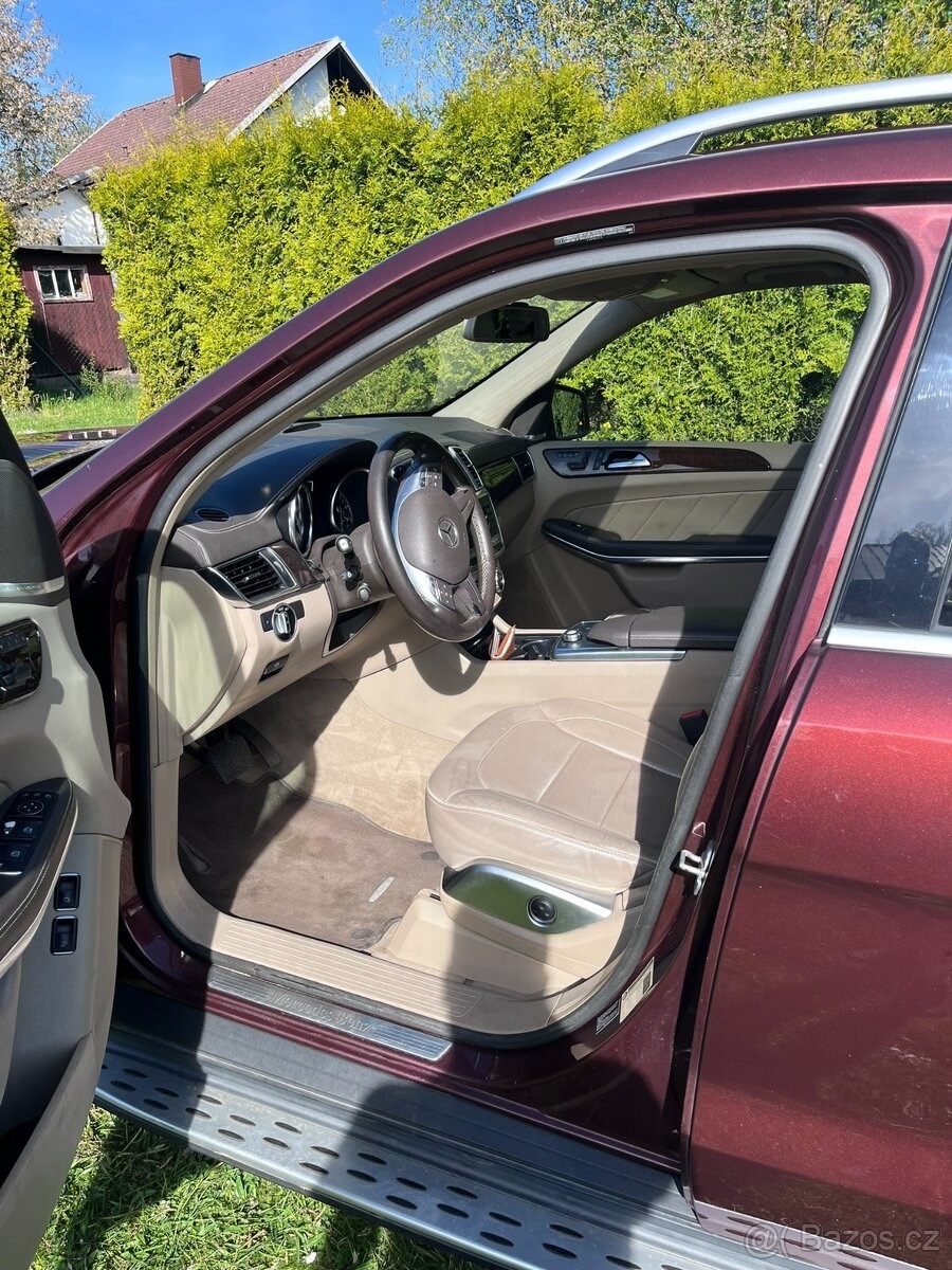 mercedes-benz-gl-4-7-v8-4matic-novy-model-7-mistn - 9