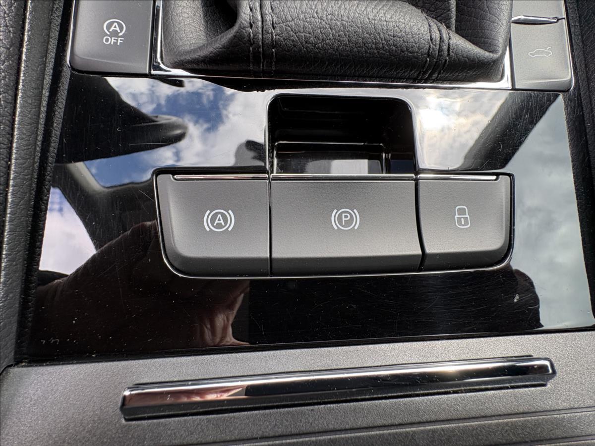 skoda-superb-1-6-tdi-88kw-xenon-acc-vyhrev - 9