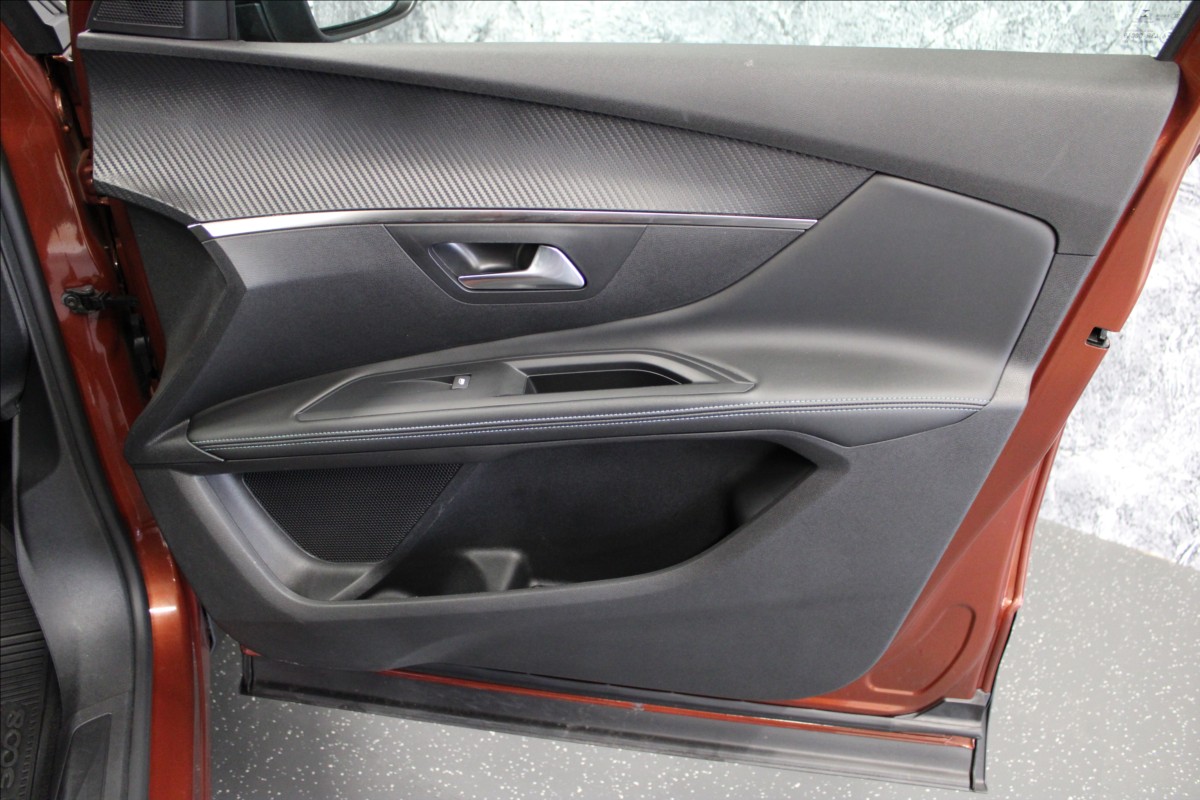 peugeot-5008-1-5-hdi-1-majitel-cz-7-mist - 8