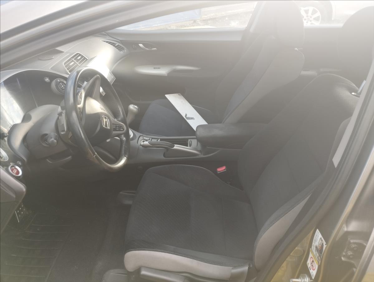 honda-civic-1-8-v-tec-103kw-automat - 7