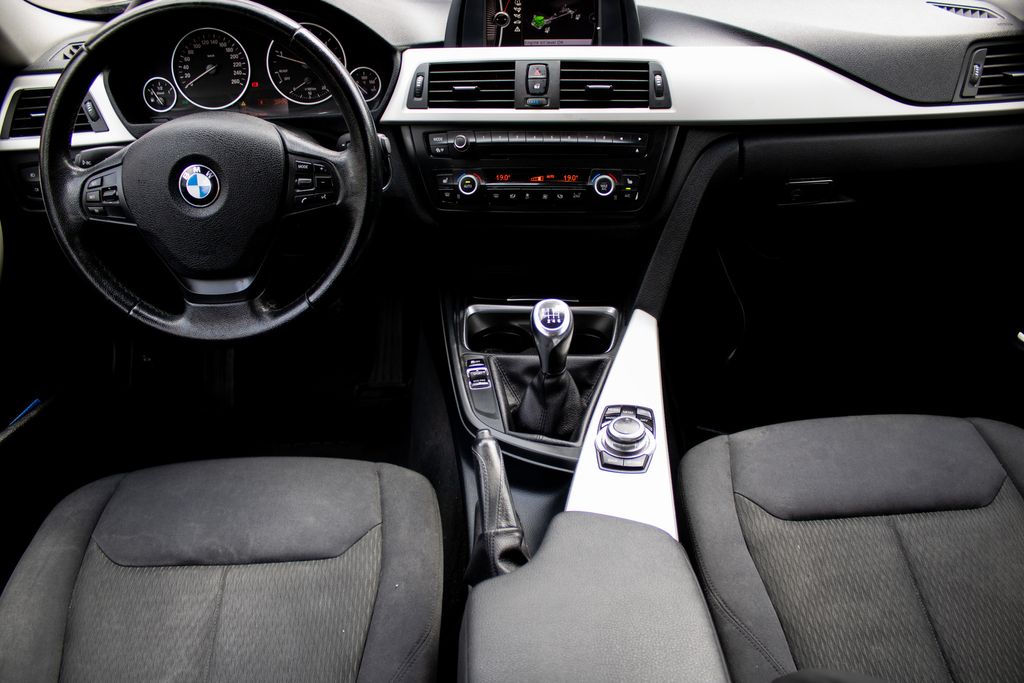 bmw-rada-3-nebourane-pravidelne-servis - 9