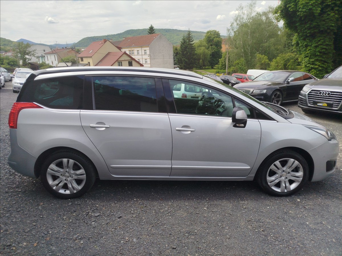 peugeot-5008-2-0-hdi-110kw-krasny-stav-7-mist - 6