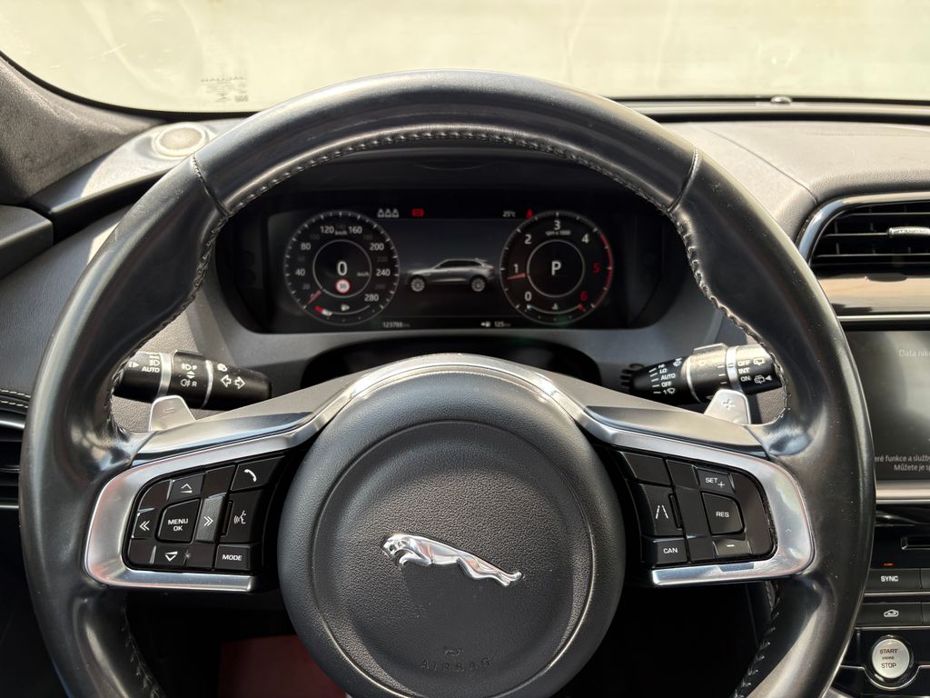 jaguar-f-pace-20d-r-sport-awd - 7