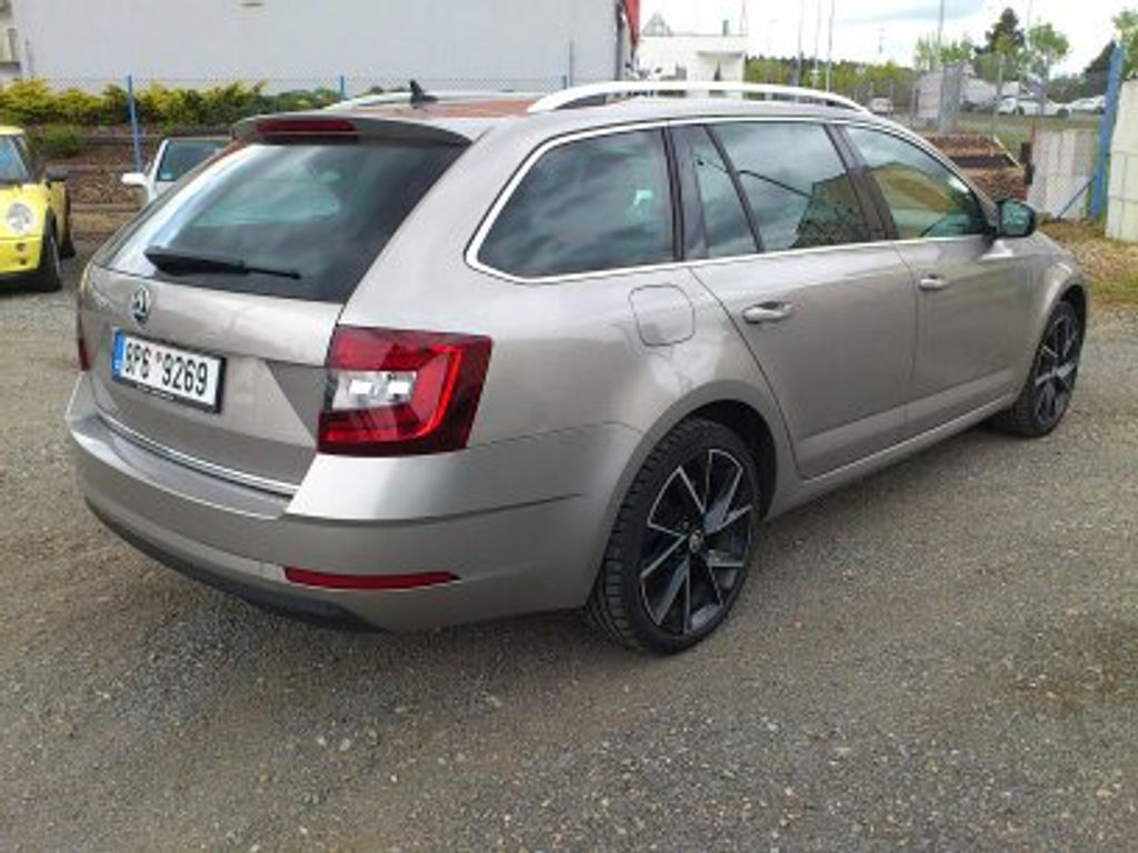 skoda-octavia-1-6-tdi-85-kw-panorama-navi - 2