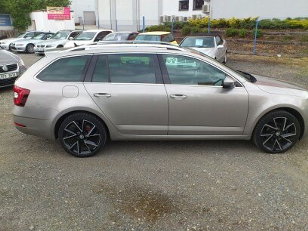 skoda-octavia-1-6-tdi-85-kw-panorama-navi - 6