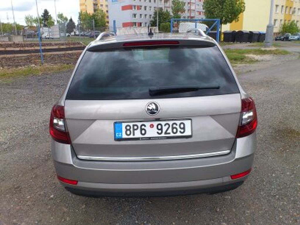 skoda-octavia-1-6-tdi-85-kw-panorama-navi - 7