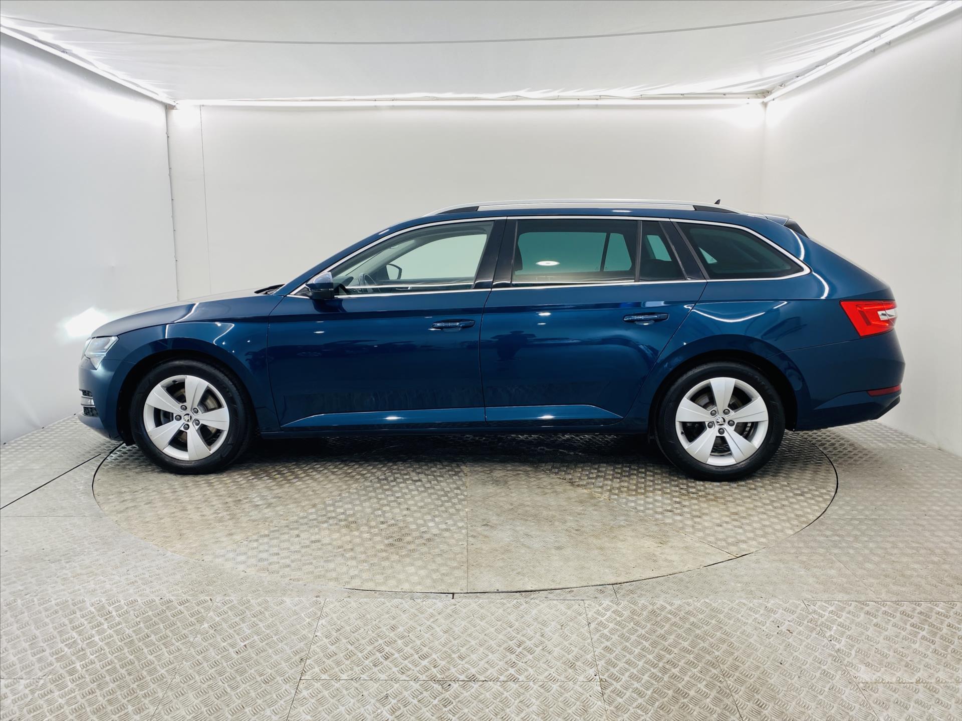skoda-superb-2-0-tdi-147kw-dsg-style-plus - 2