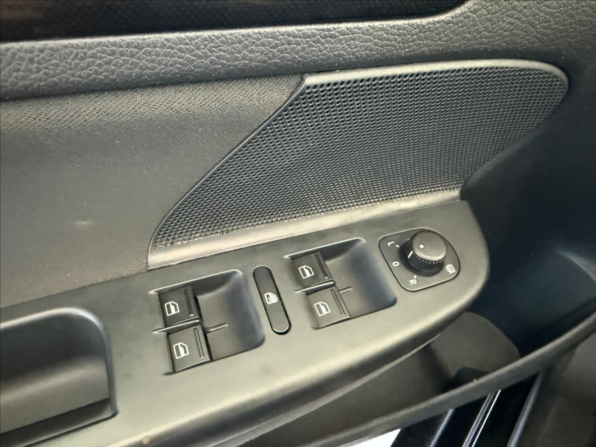 volkswagen-golf-1-6-77kw-2-majitel - 9