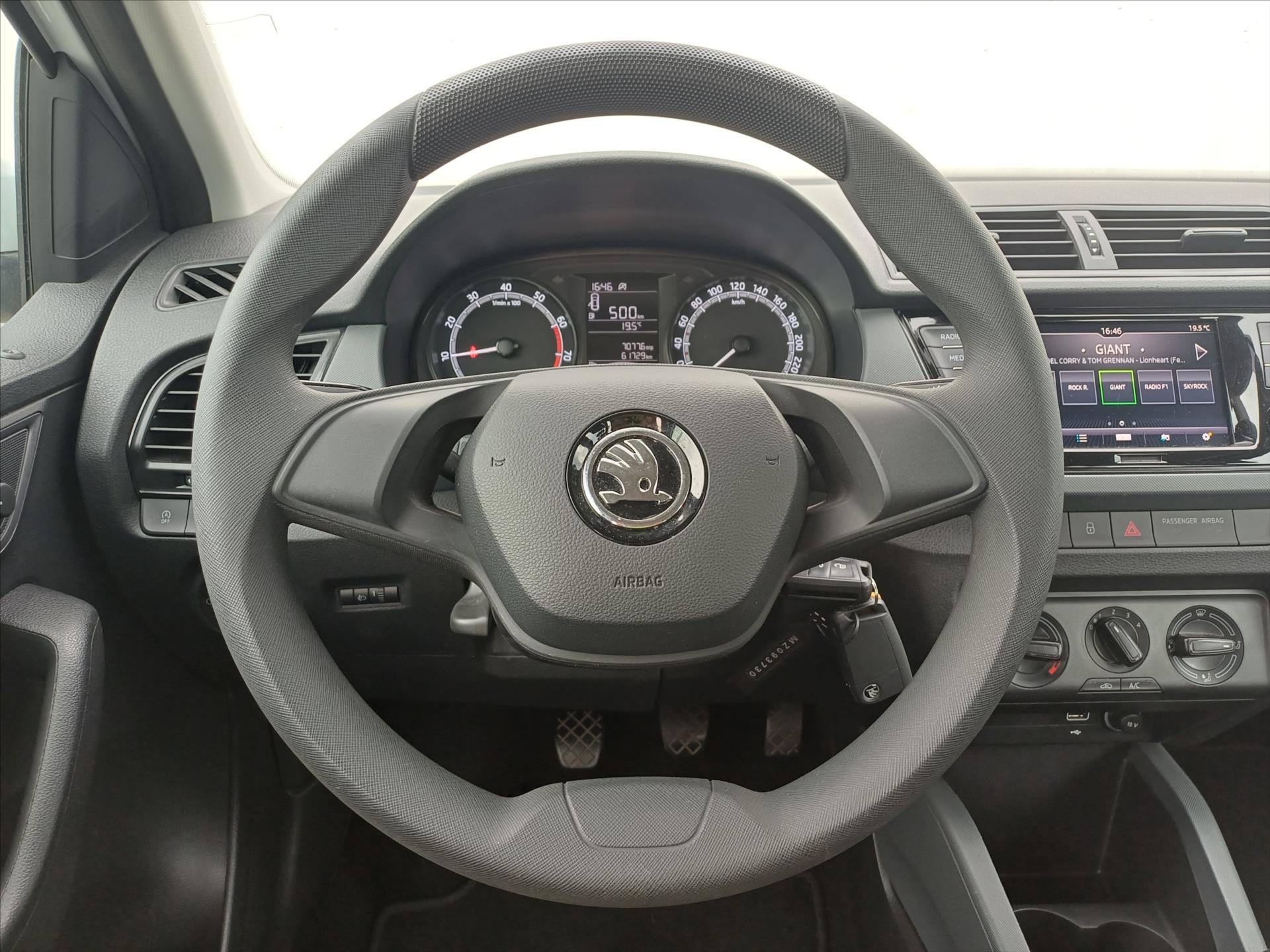 skoda-fabia-1-0-tsi-70kw-active - 4