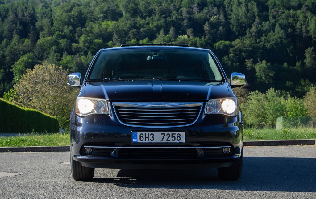 chrysler-town-country - 1
