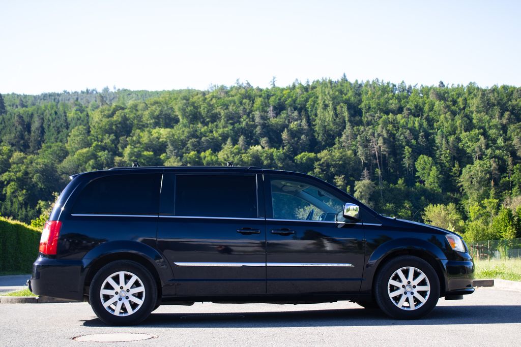 chrysler-town-country - 3