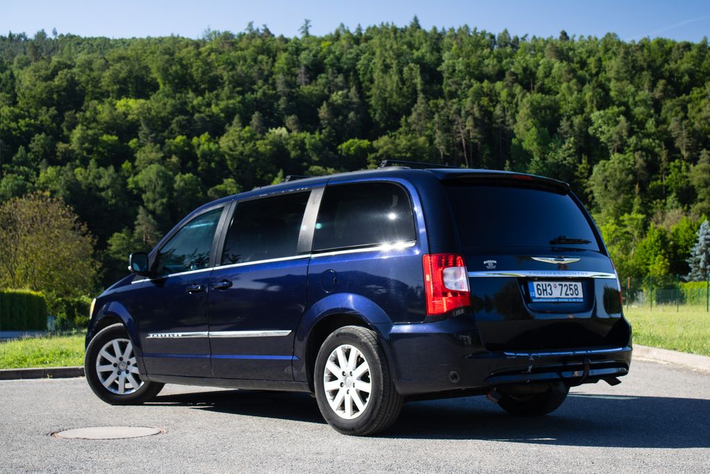 chrysler-town-country - 4