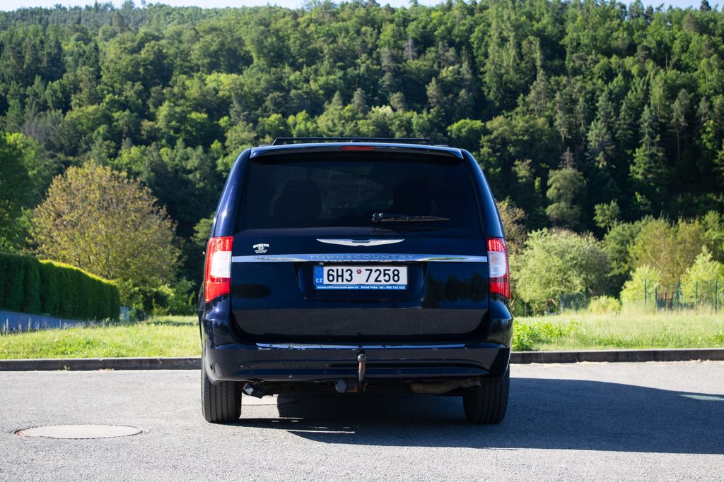 chrysler-town-country - 5