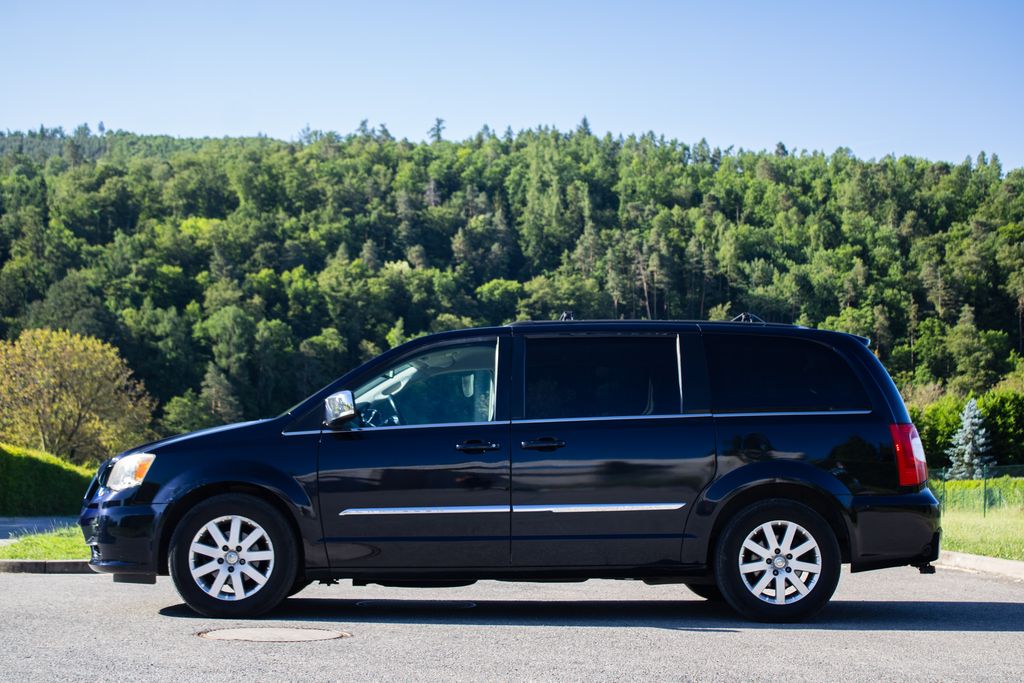 chrysler-town-country - 7