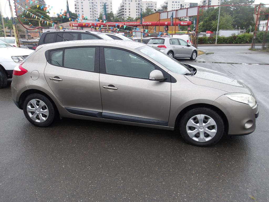 renault-megane-1-6i-74kw-pekny - 4