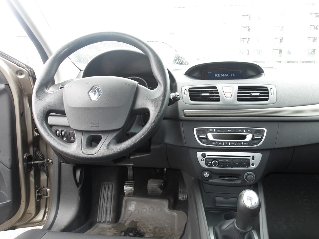 renault-megane-1-6i-74kw-pekny - 8