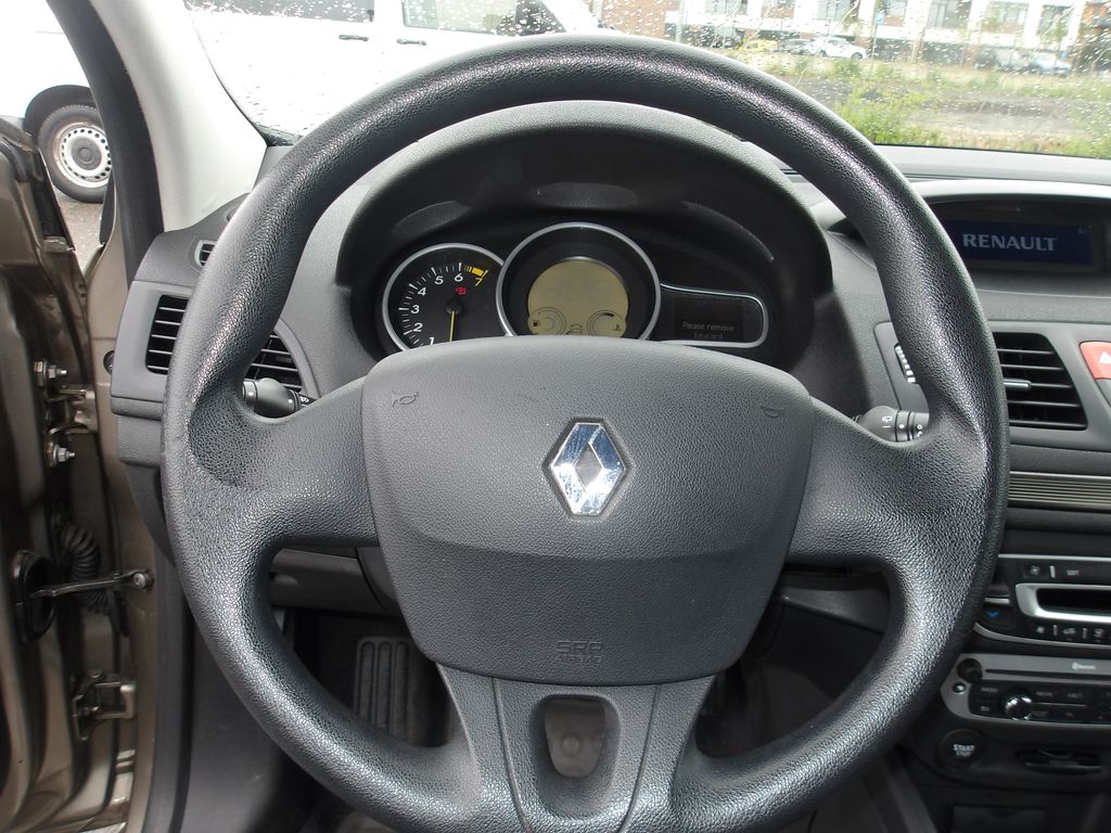 renault-megane-1-6i-74kw-pekny - 9