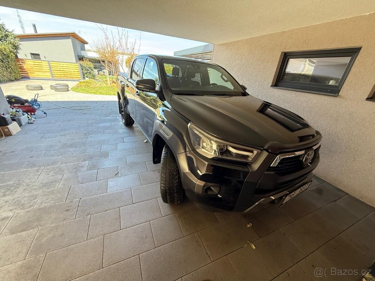 Toyota Hilux 2,8   invicible v plné výbavě, 4x4