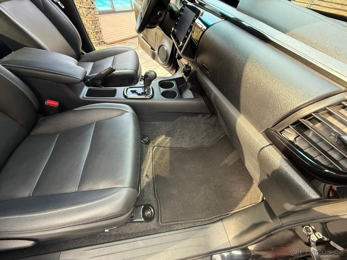 toyota-hilux-2-8-invicible-v-plne-vybave-4x4 - 7