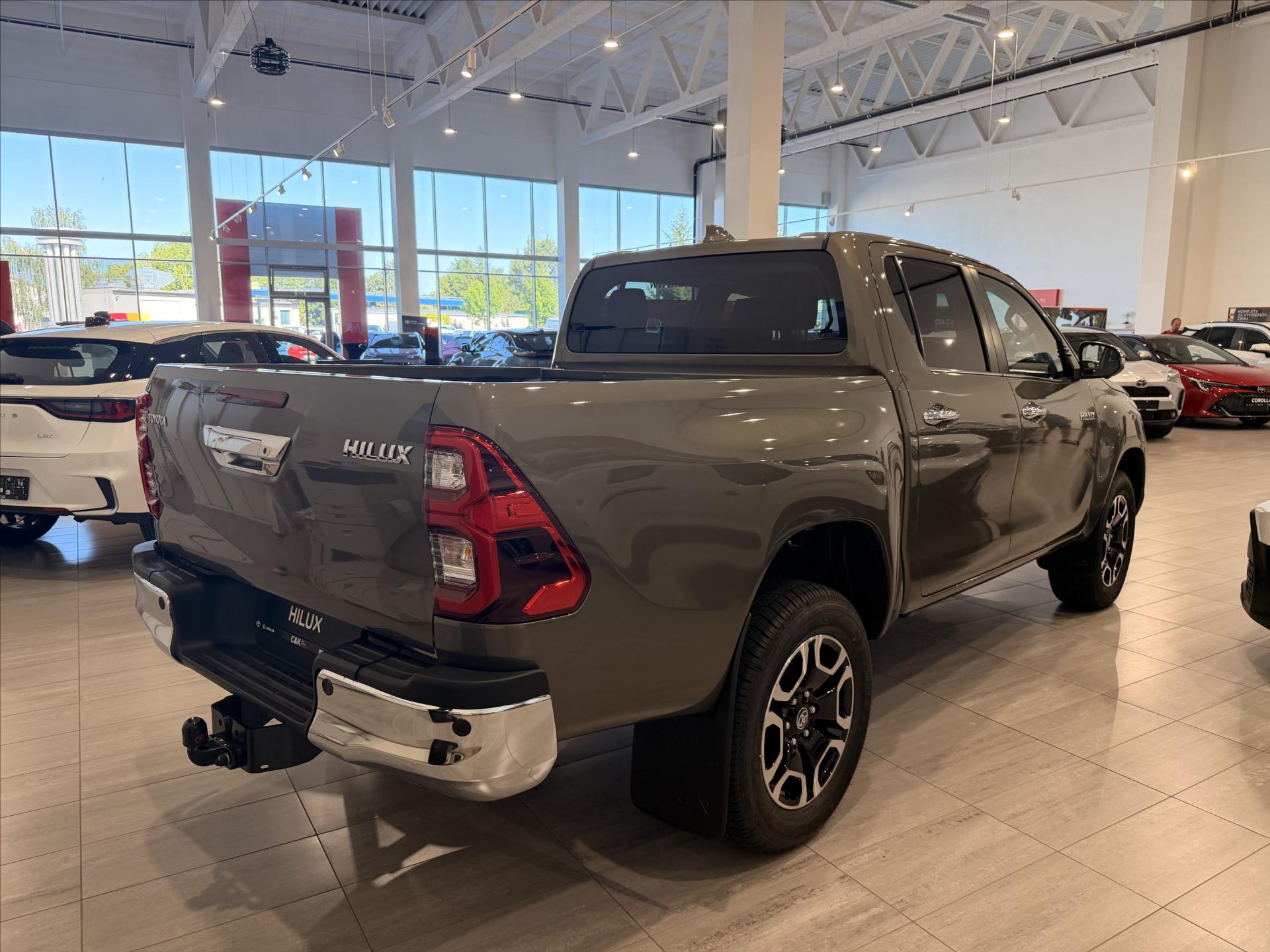 toyota-hilux-2-8-executive-double-cab-diesel-6at - 3