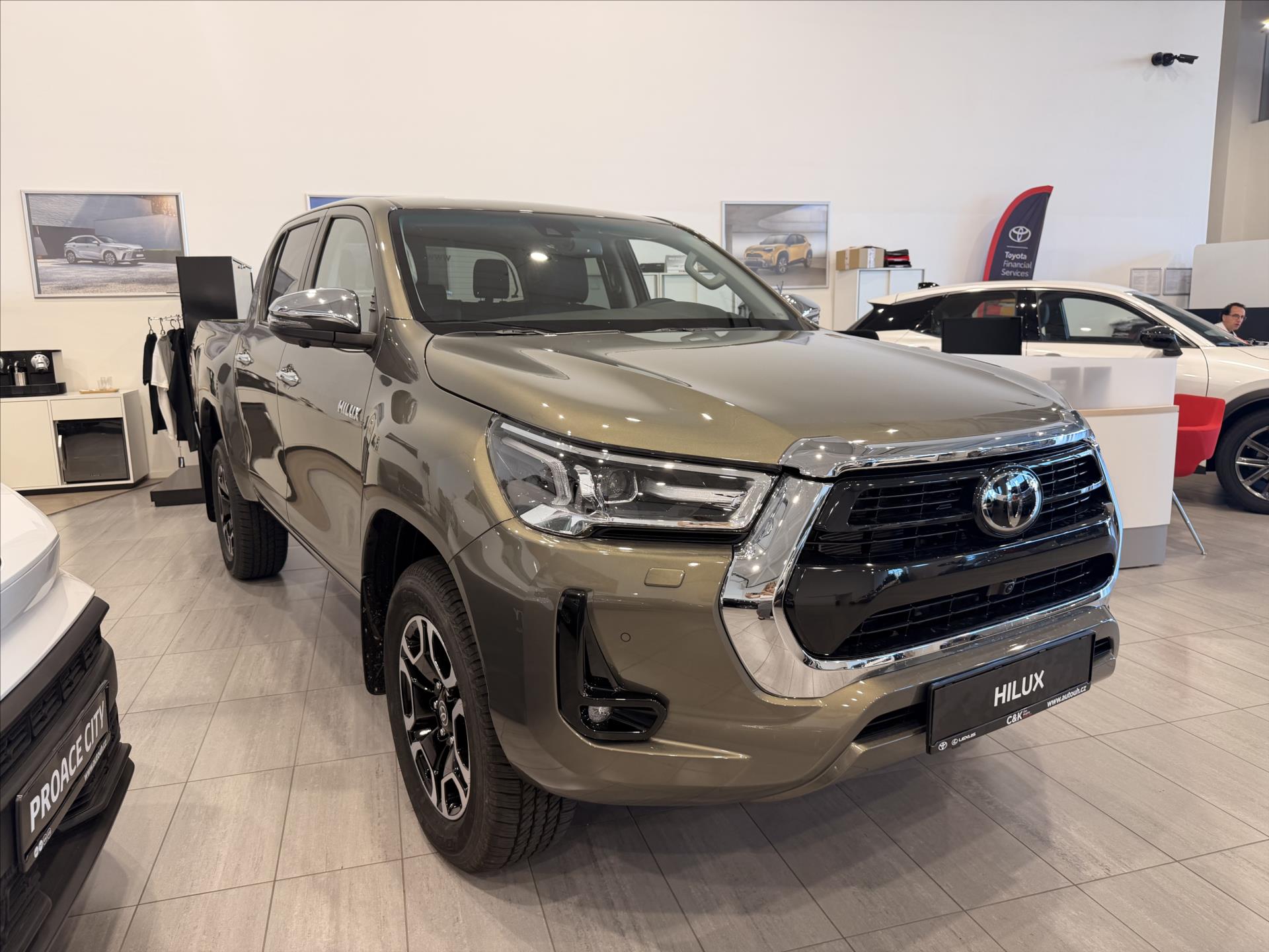 toyota-hilux-2-8-executive-double-cab-diesel-6at - 5