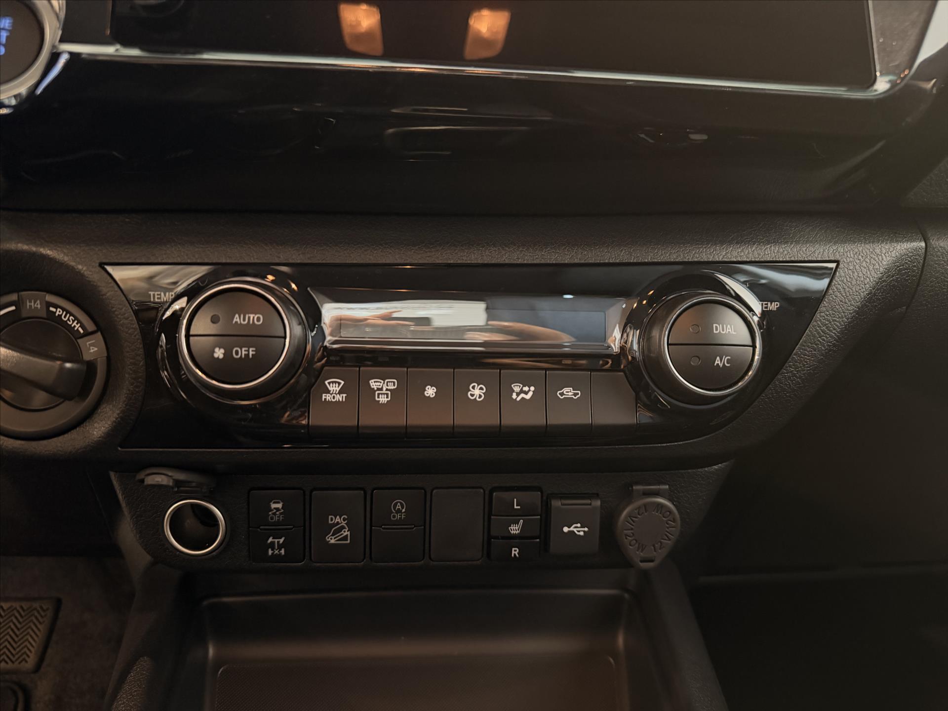 toyota-hilux-2-8-executive-double-cab-diesel-6at - 9