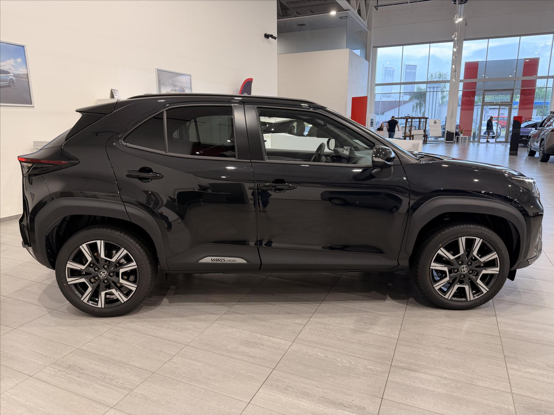toyota-yaris-cross-1-5-executive-monotone-130k-hybrid - 5