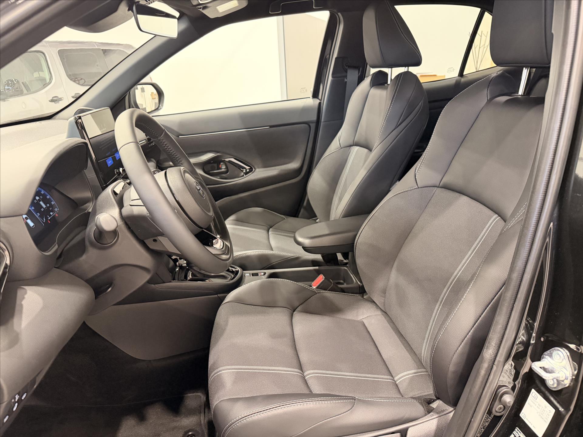 toyota-yaris-cross-1-5-executive-monotone-130k-hybrid - 8