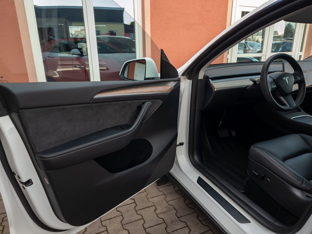 tesla-model-y-standard-plus-rwd-220kw-soh-95 - 9
