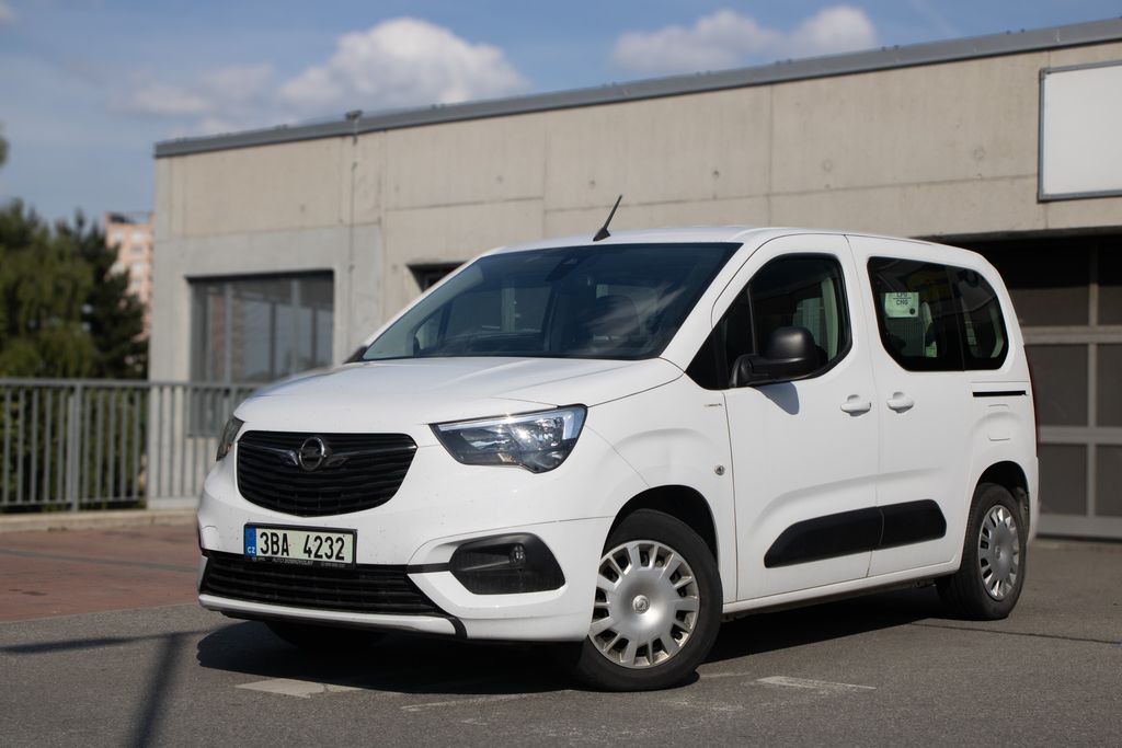 Opel Combo Servisní knížka, zimní kola.