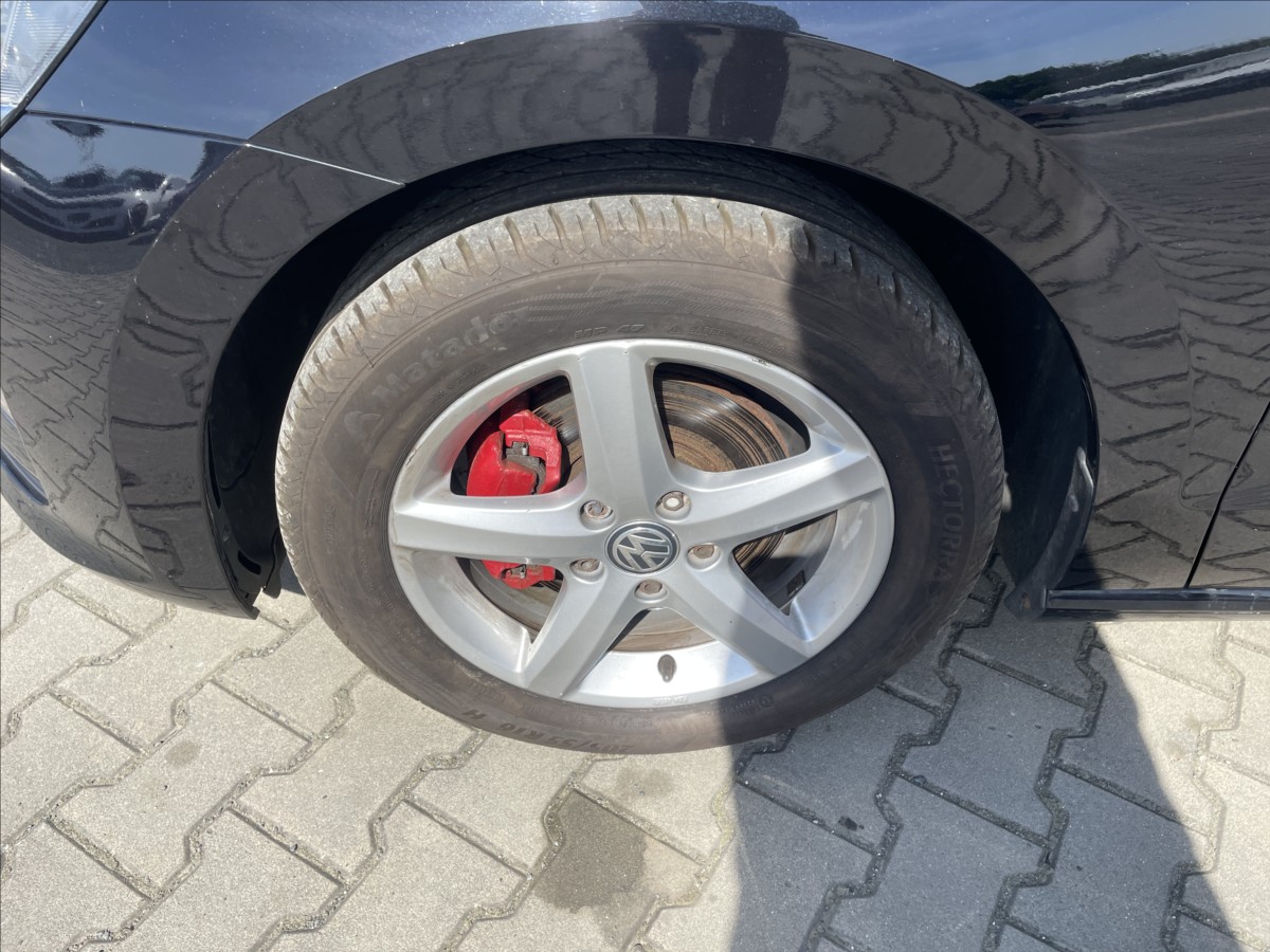 volkswagen-golf-sportsvan-2-0-tdi-110-kw-webasto-1-majitel-pekne - 4
