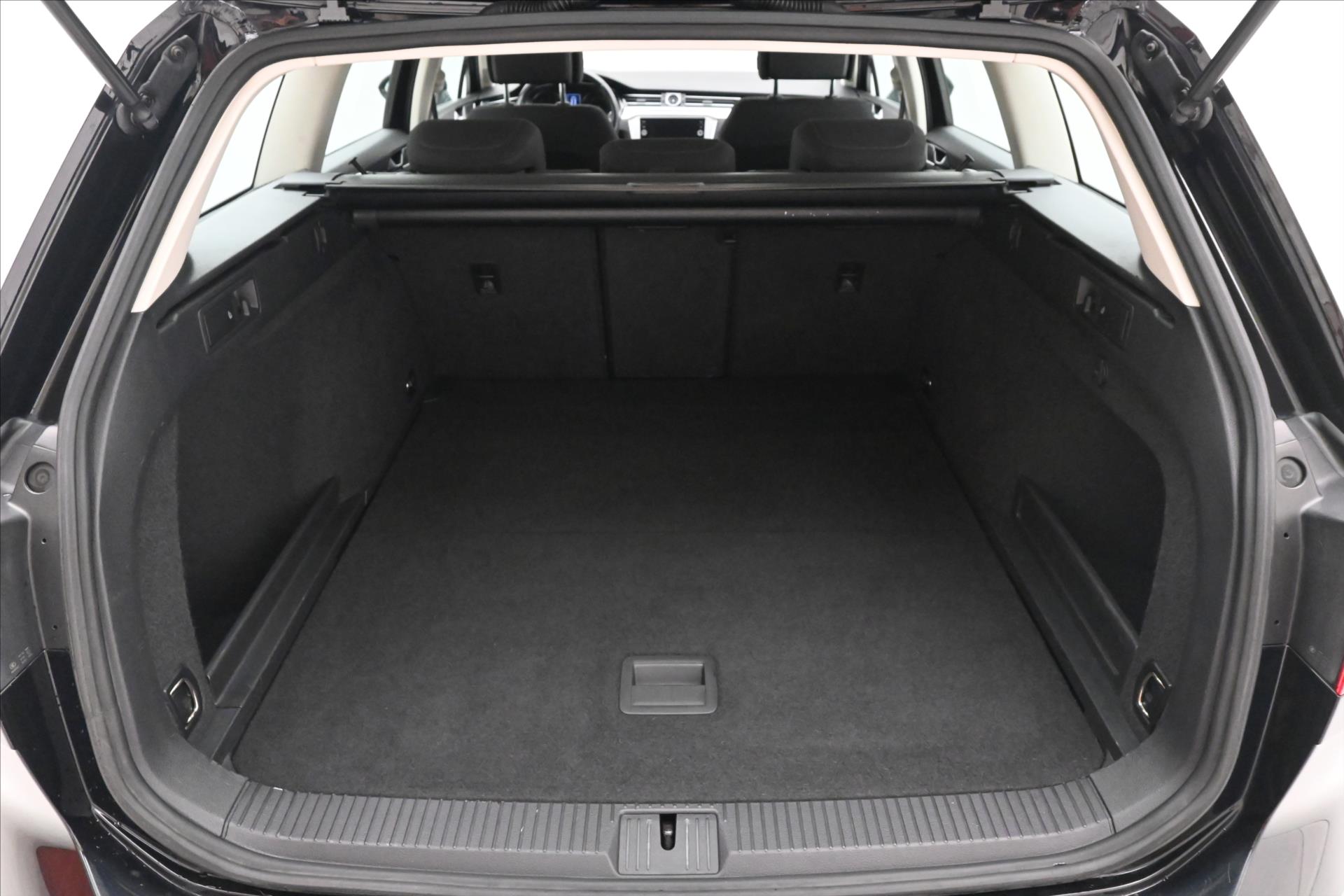 volkswagen-passat-2-0-tdi-110-kw-comfortline-zaruka-az-5-let - 9