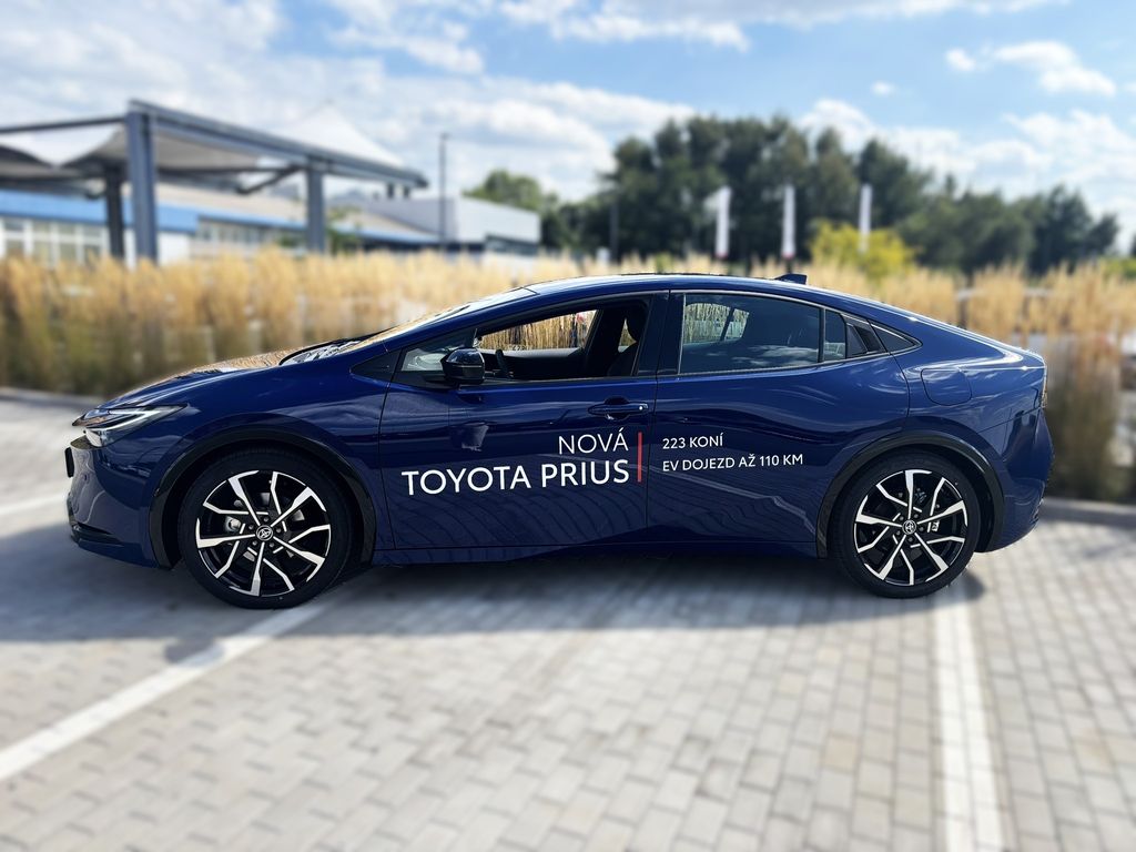 toyota-prius-prestige-prius-plug-in-ng23 - 4