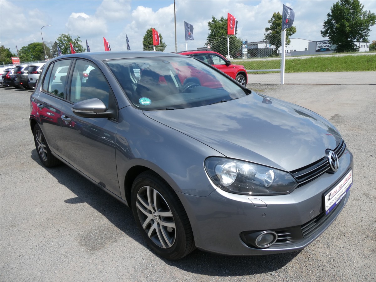 Volkswagen Golf 1,6 MPi 75kW závěs, klima