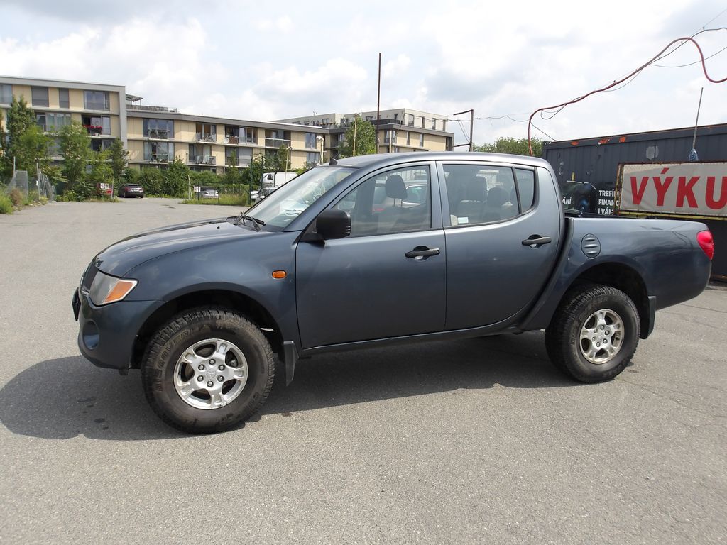 Mitsubishi L200 2,5DiD 4x4 5 MÍST ! PĚKNÝ !