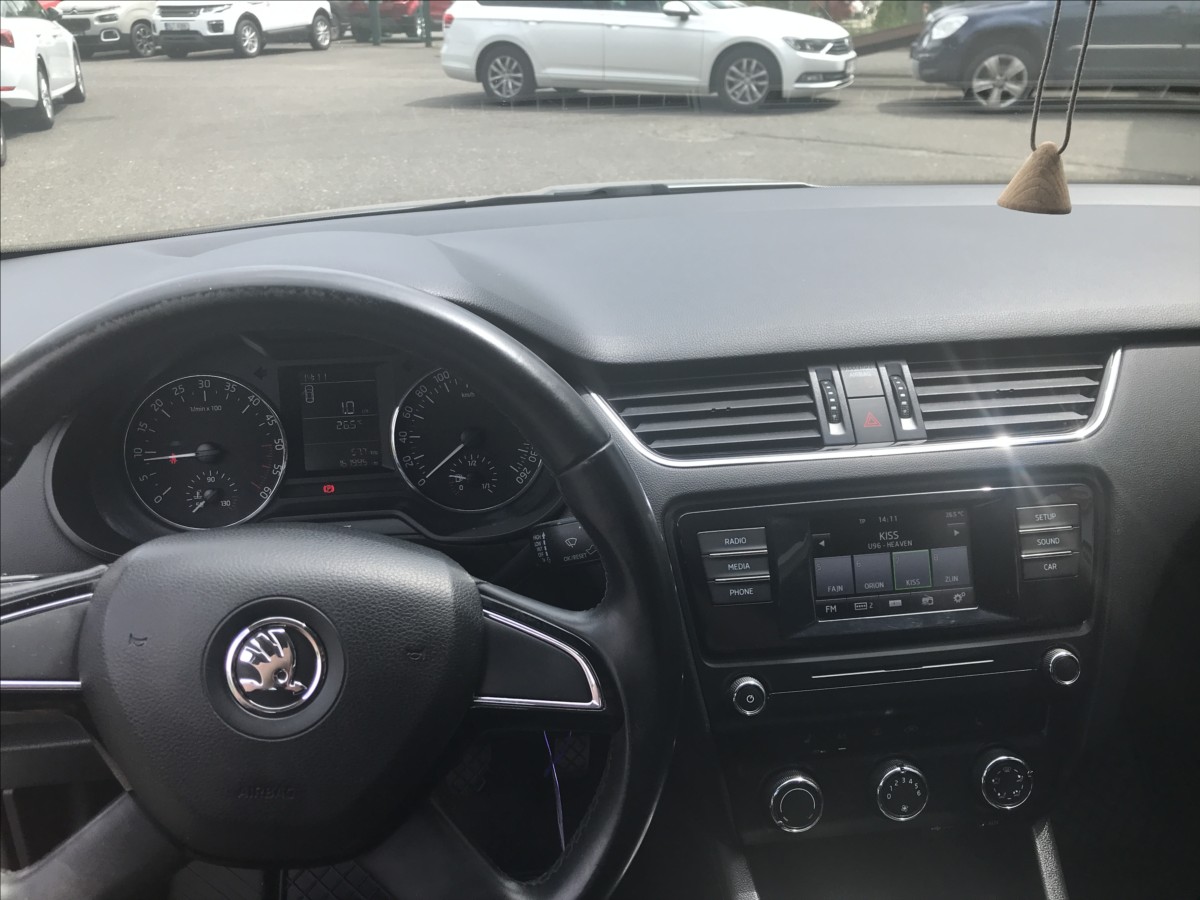 skoda-octavia-1-6-tdi-77kw-style-combi - 9