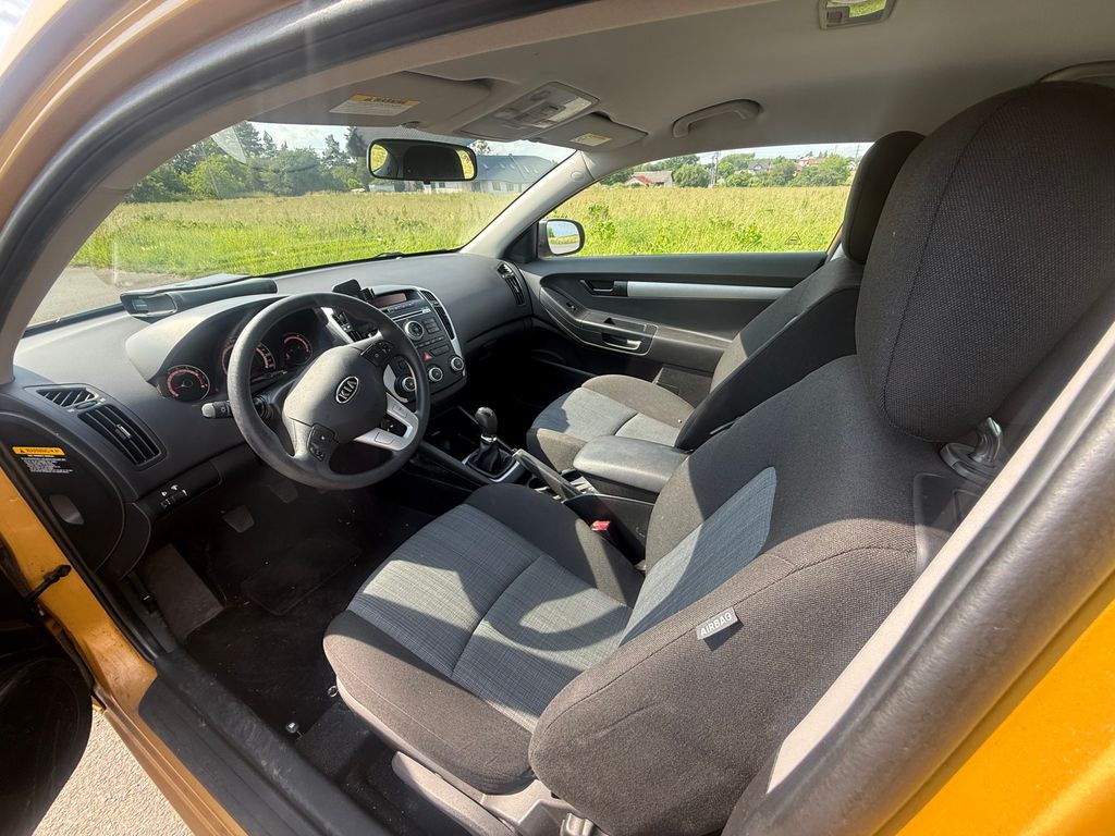 kia-ceed-1-6-91-kw-benzin-8700-km - 9